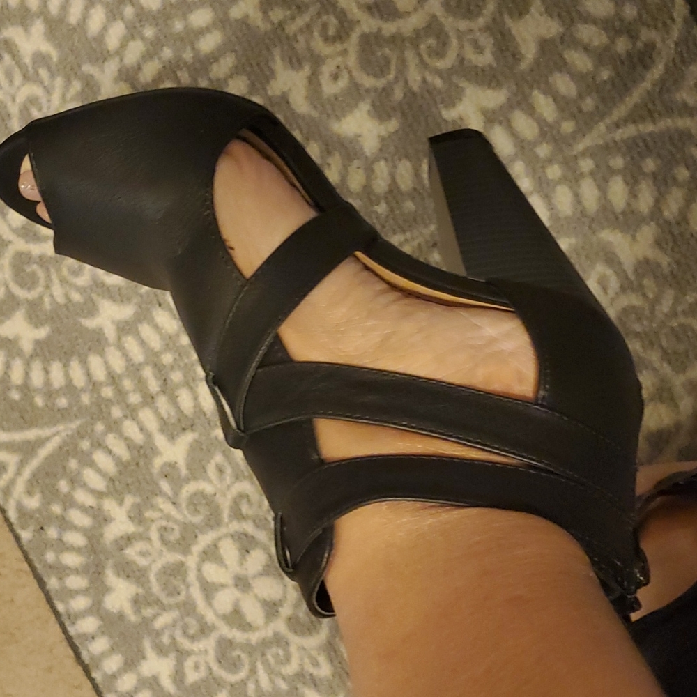 Slinging blk heels